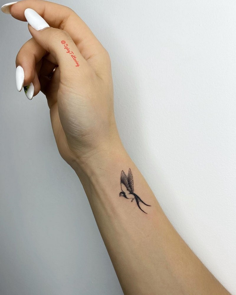 Маленькие тату для девушек 2026: эскизы, дизайн, идеи рисунков