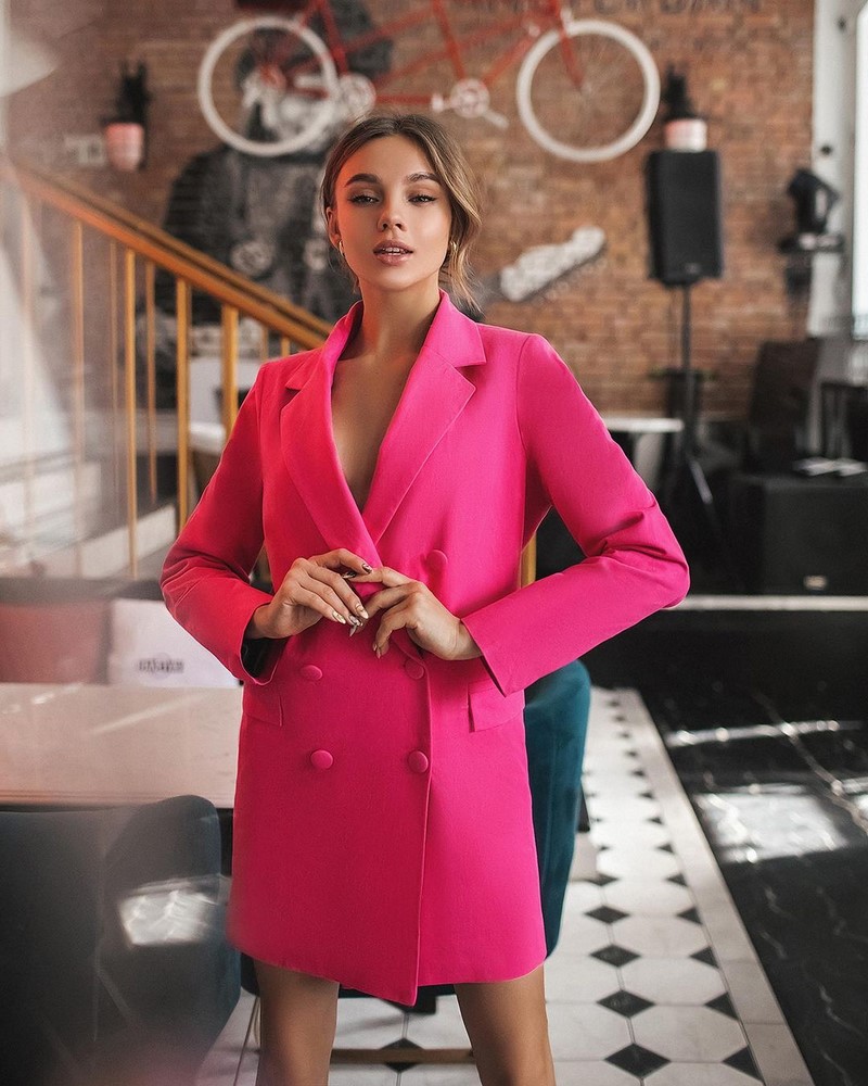 Стильные платья для офиса 2026: трендовые наряды для деловых женщин