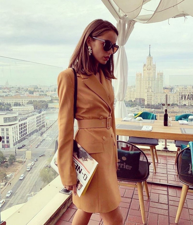 Платье-пиджак 2026: трендовые новинки в стильных образах на фото