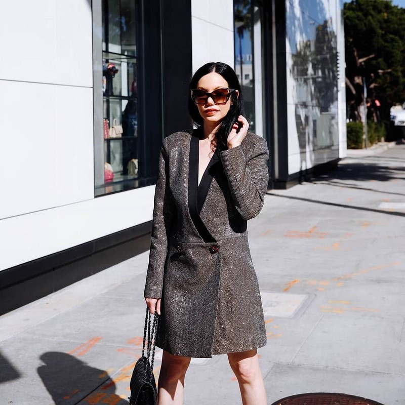 Платье-пиджак 2026: трендовые новинки в стильных образах на фото