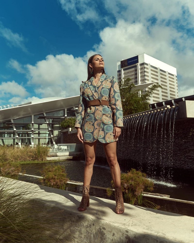 Платье-пиджак 2026: трендовые новинки в стильных образах на фото