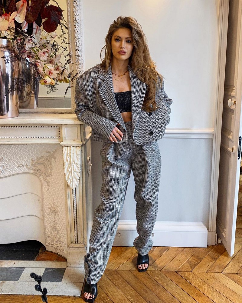 Широкие брюки 2026: топовые новинки в ослепительных образах на фото