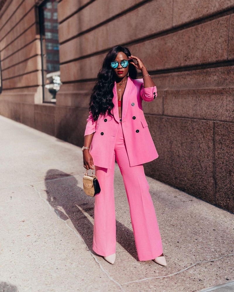 Широкие брюки 2026: топовые новинки в ослепительных образах на фото