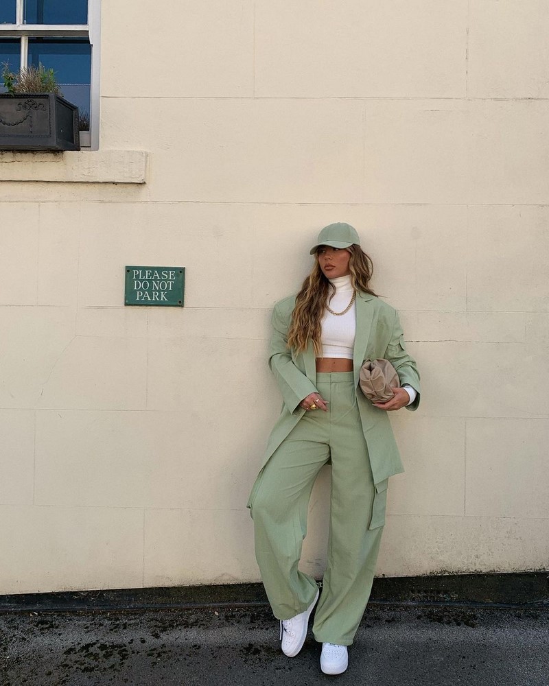 Широкие брюки 2026: топовые новинки в ослепительных образах на фото