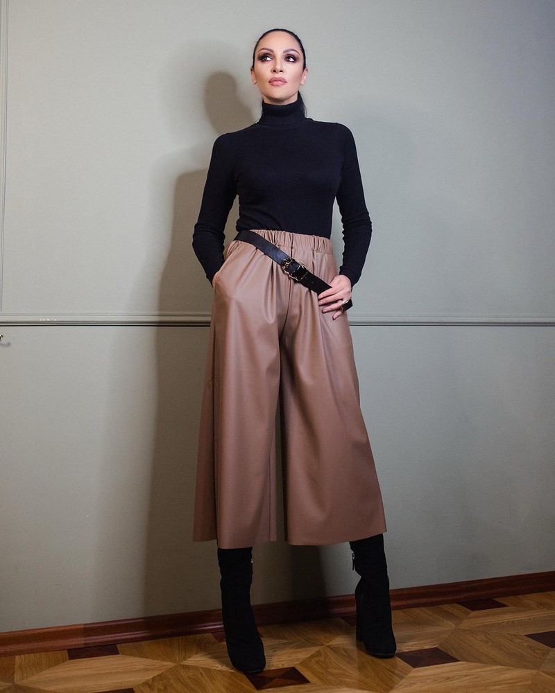 Широкие брюки 2026: топовые новинки в ослепительных образах на фото