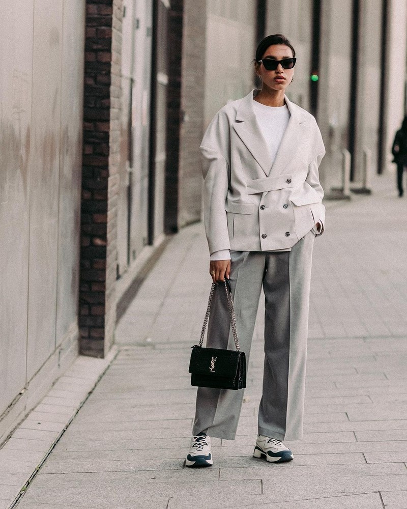 Широкие брюки 2026: топовые новинки в ослепительных образах на фото