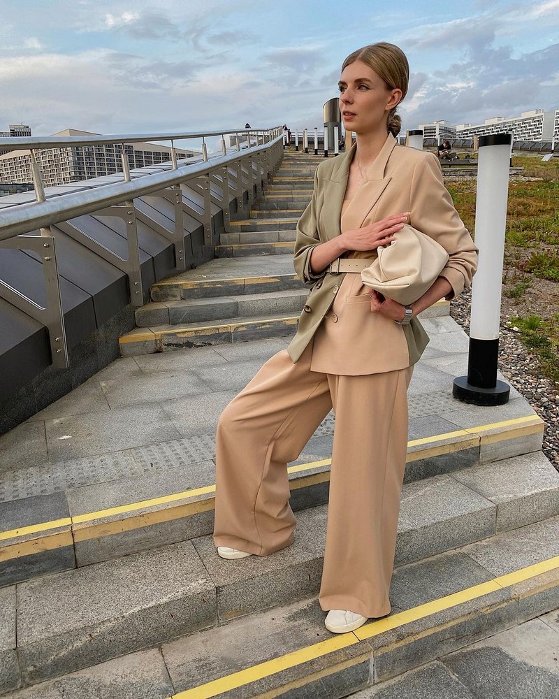 Широкие брюки 2026: топовые новинки в ослепительных образах на фото