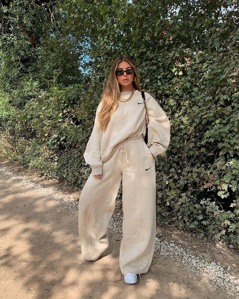 Широкие брюки 2026: топовые новинки в ослепительных образах на фото