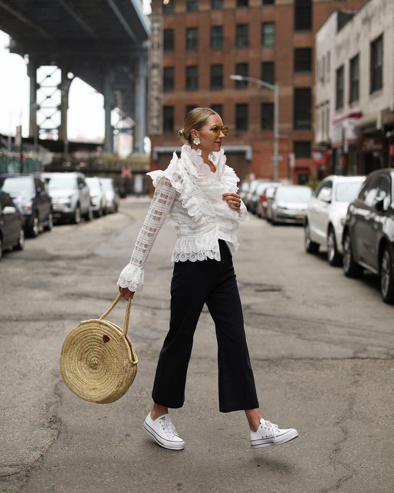 Широкие брюки 2026: топовые новинки в ослепительных образах на фото