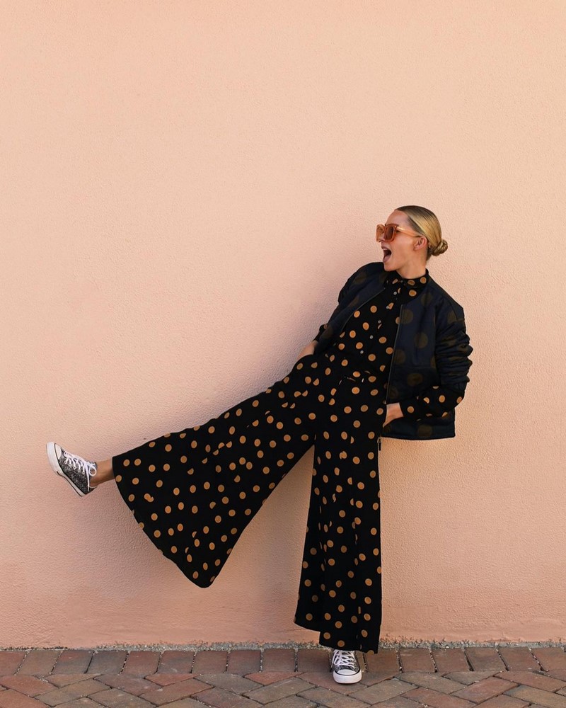 Широкие брюки 2026: топовые новинки в ослепительных образах на фото