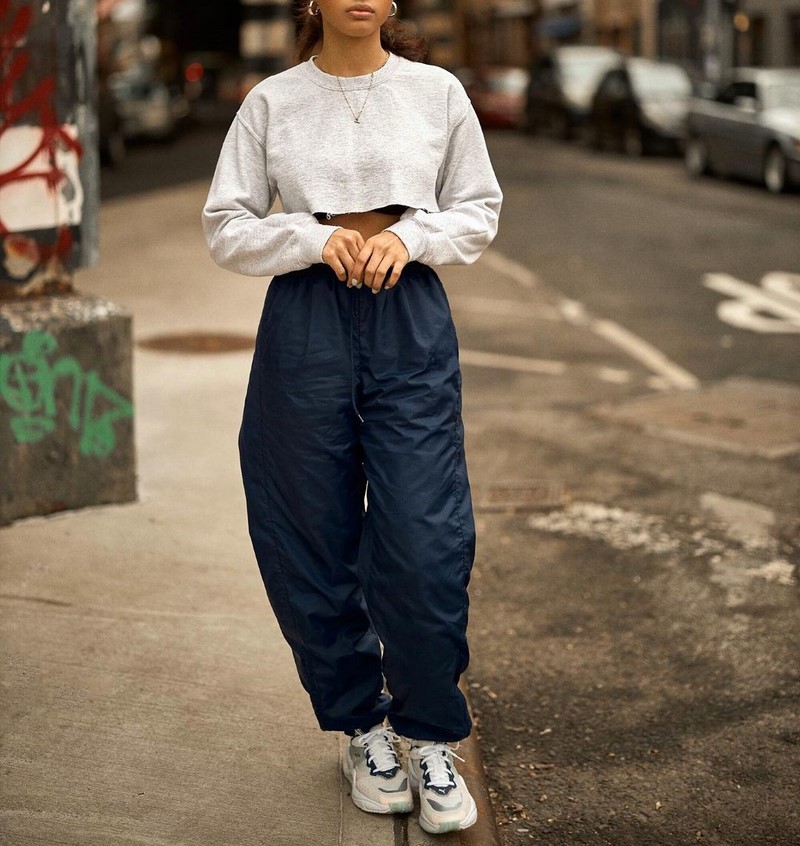 Широкие брюки 2026: топовые новинки в ослепительных образах на фото