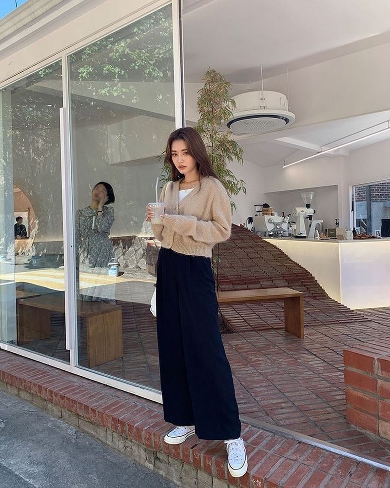 Широкие брюки 2026: топовые новинки в ослепительных образах на фото