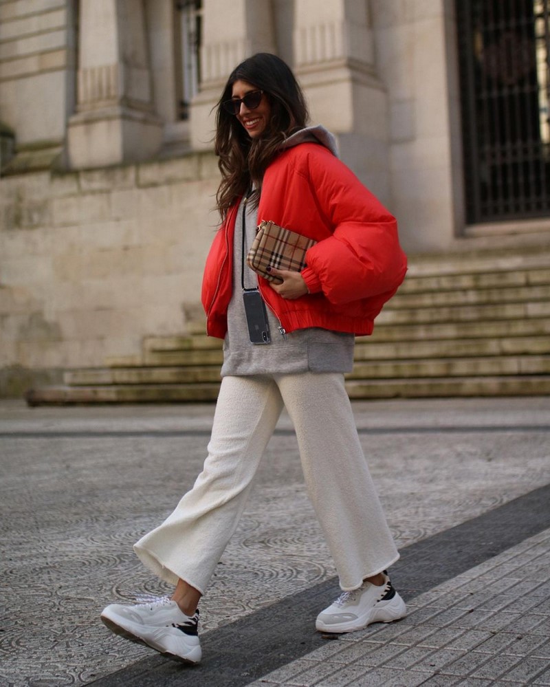 Широкие брюки 2026: топовые новинки в ослепительных образах на фото