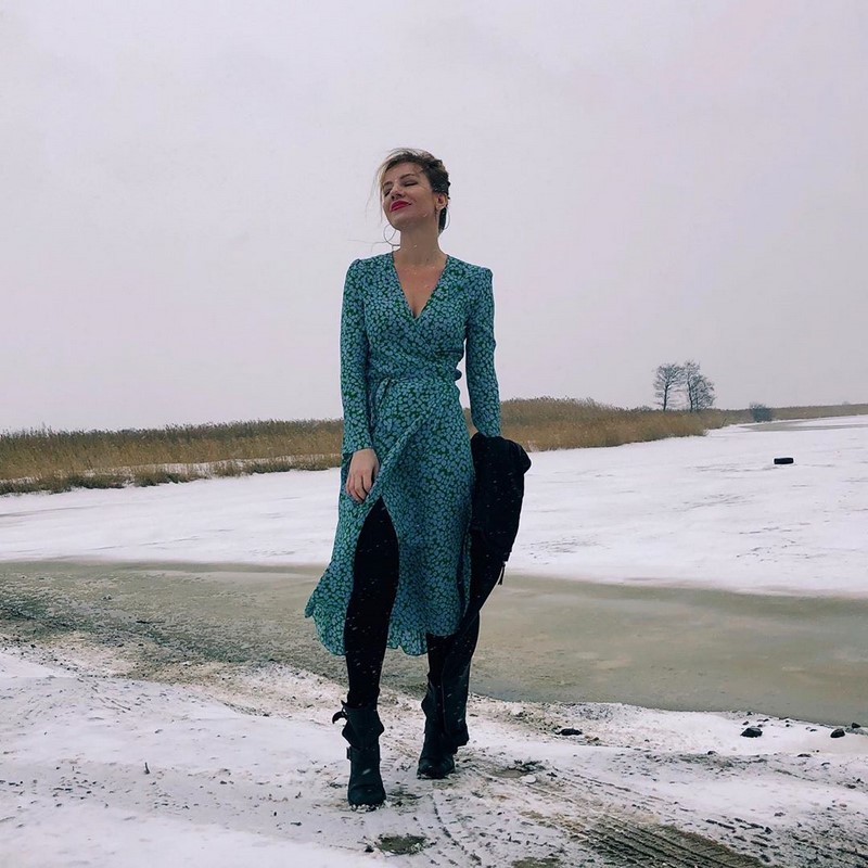 Платья на запах 2026: модные новинки в образах разных стилей