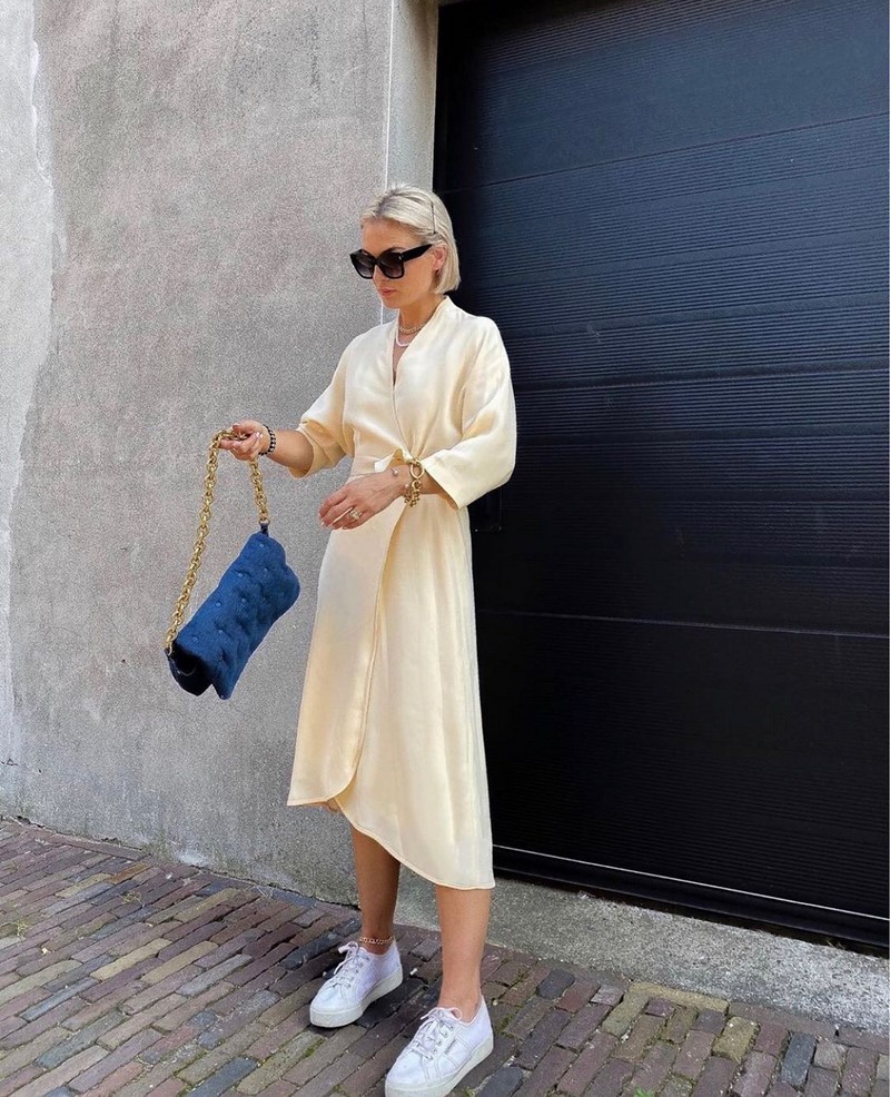 Платья на запах 2026: модные новинки в образах разных стилей