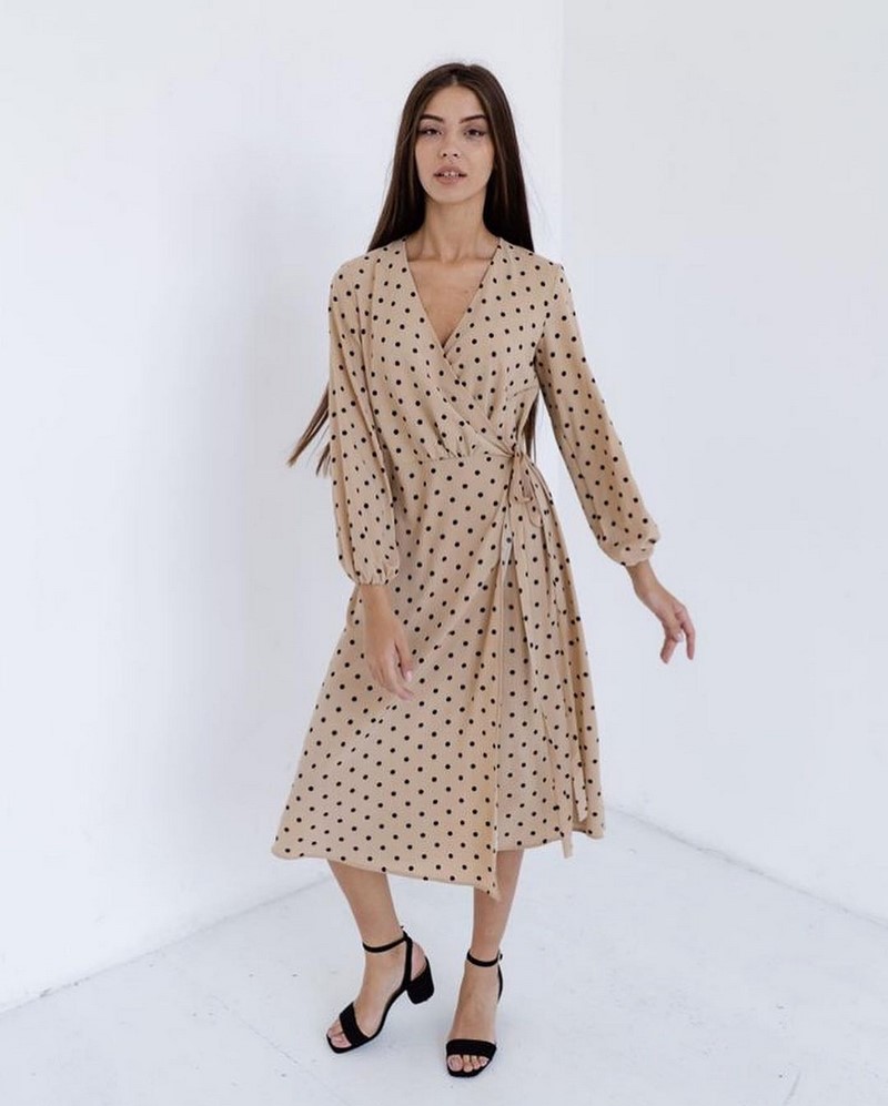 Платья на запах 2026: модные новинки в образах разных стилей