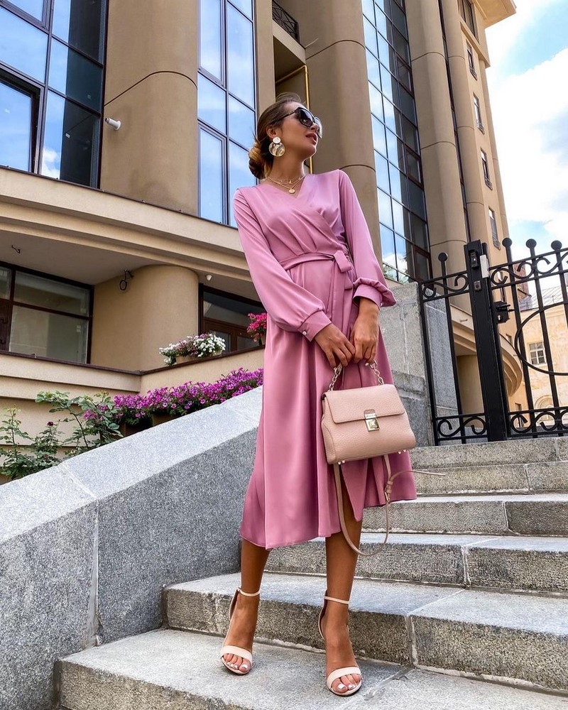 Платья на запах 2026: модные новинки в образах разных стилей