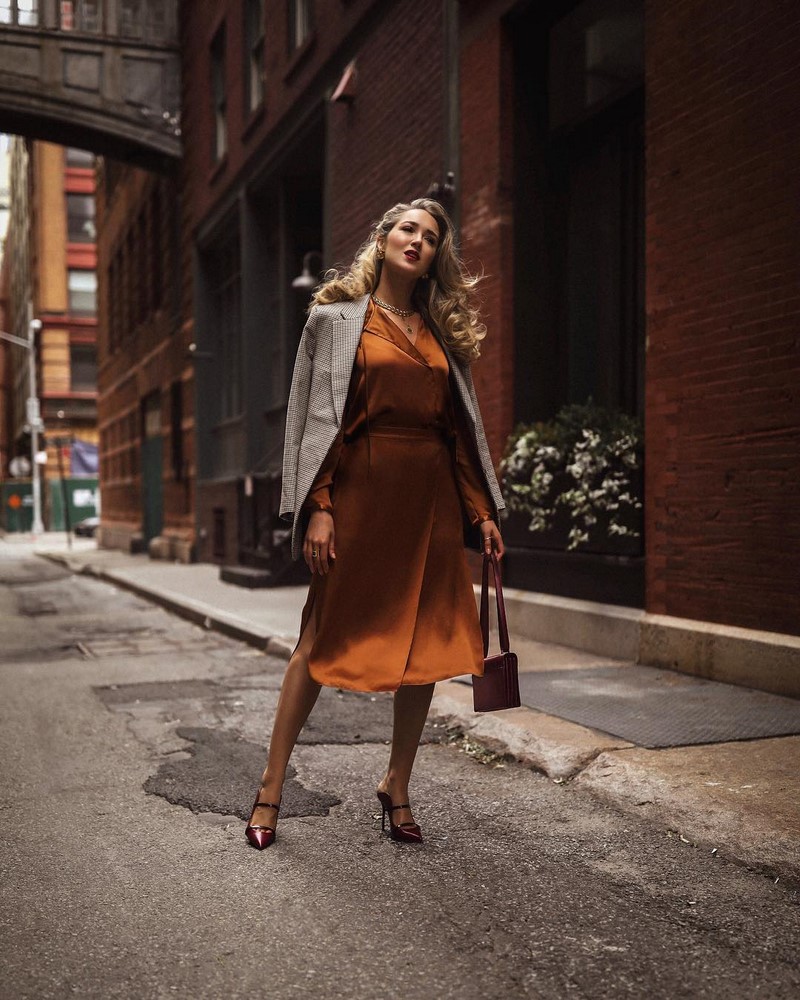 Платья на запах 2026: модные новинки в образах разных стилей