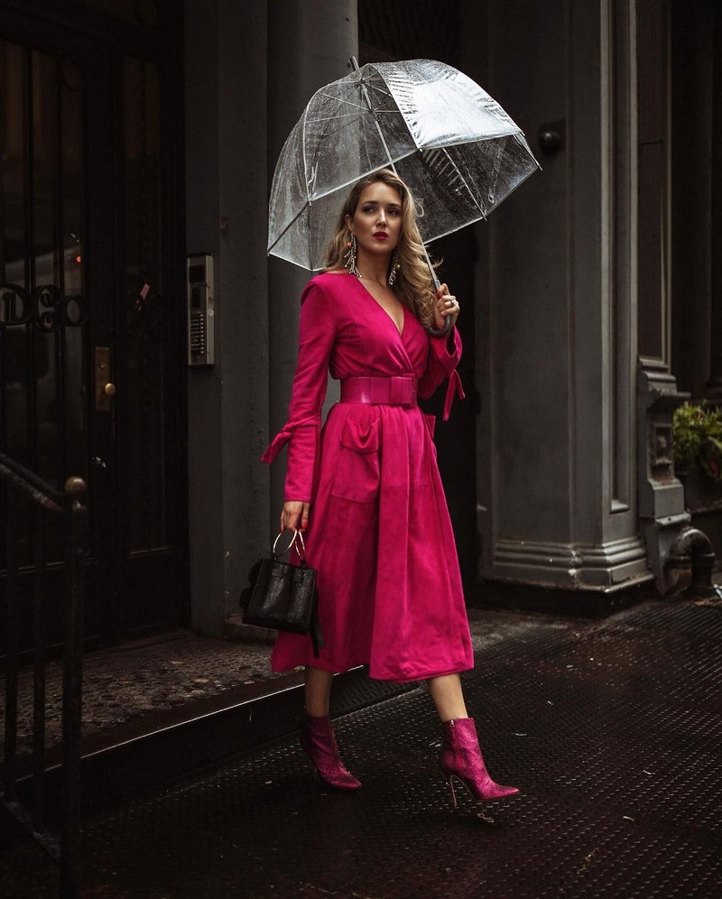 Платья на запах 2026: модные новинки в образах разных стилей