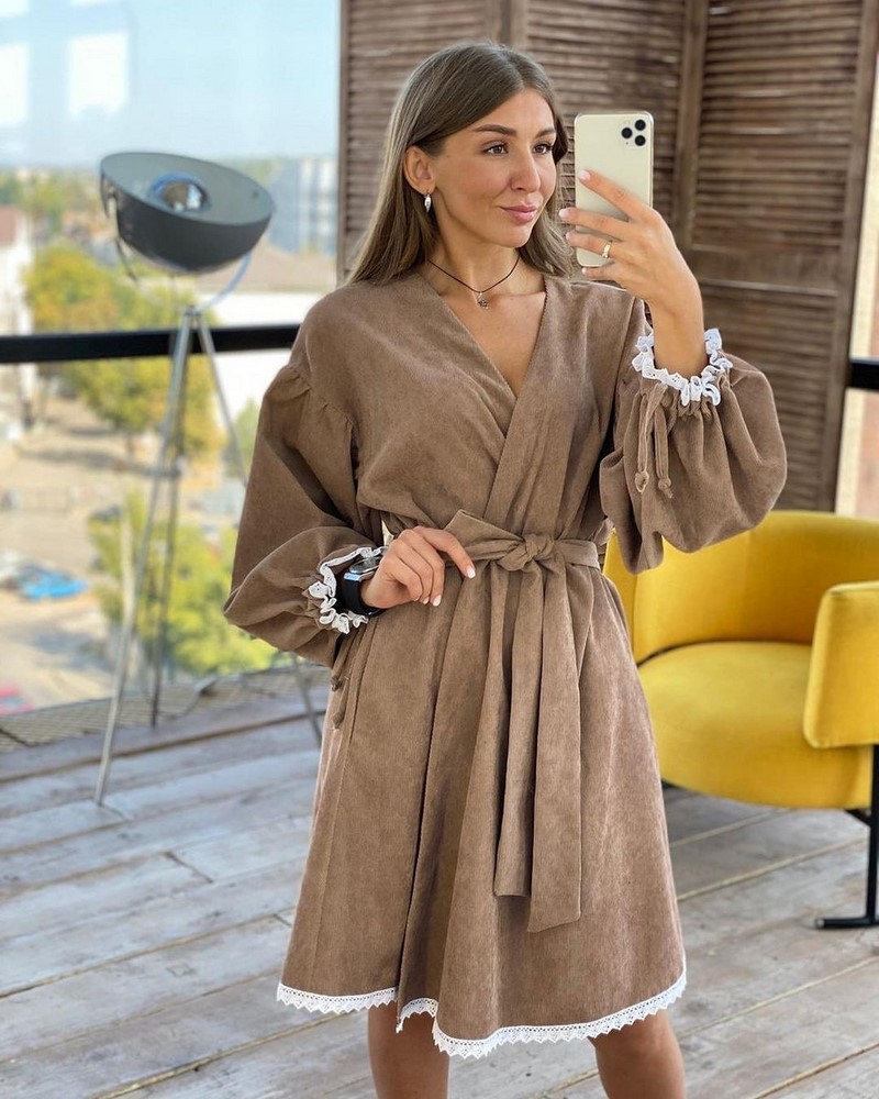 Платья на запах 2026: модные новинки в образах разных стилей