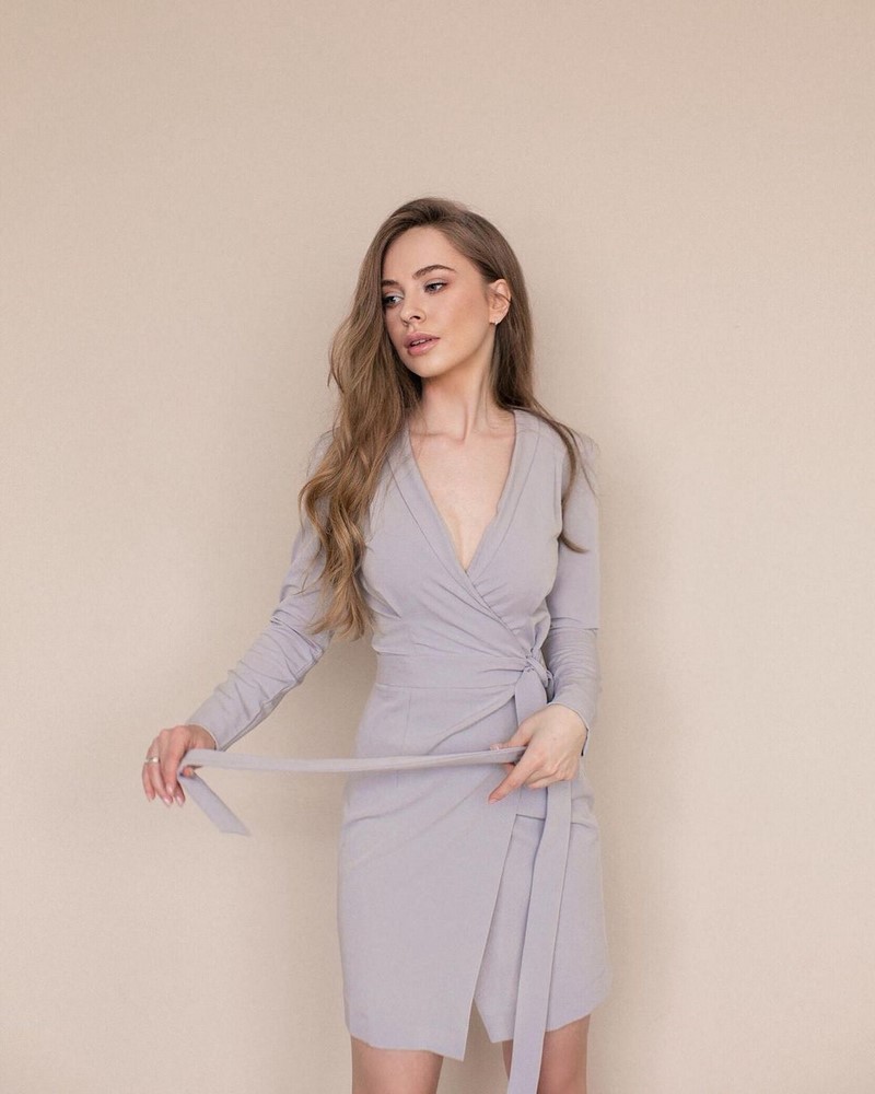 Платья на запах 2026: модные новинки в образах разных стилей