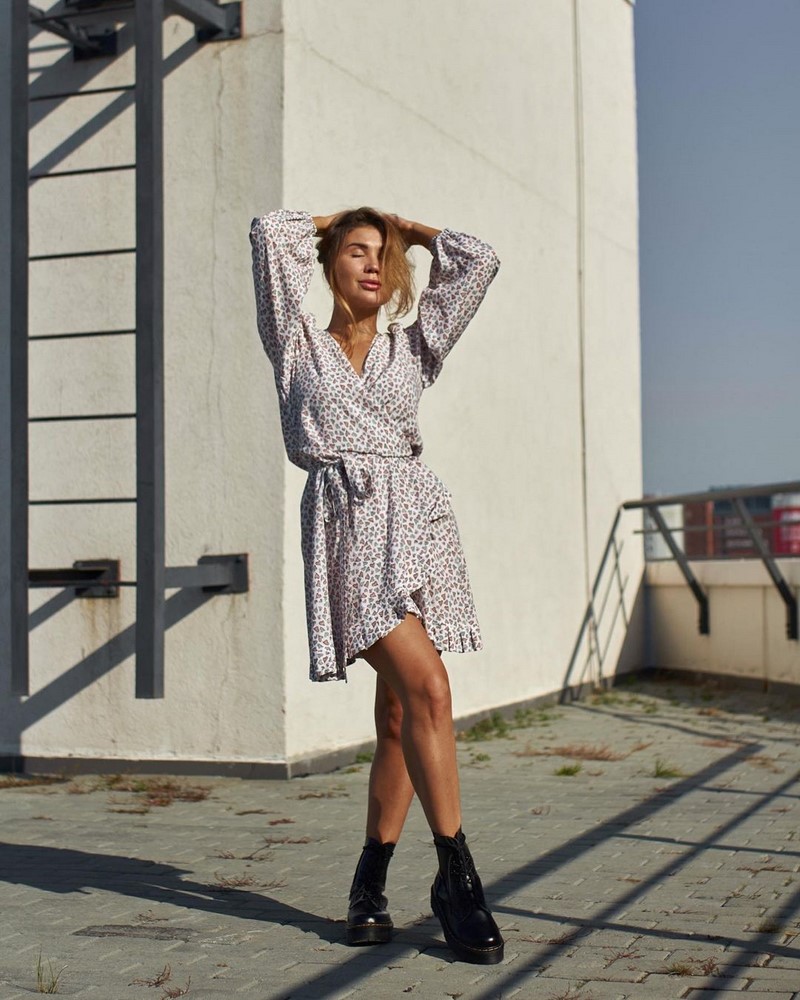 Платья на запах 2026: модные новинки в образах разных стилей