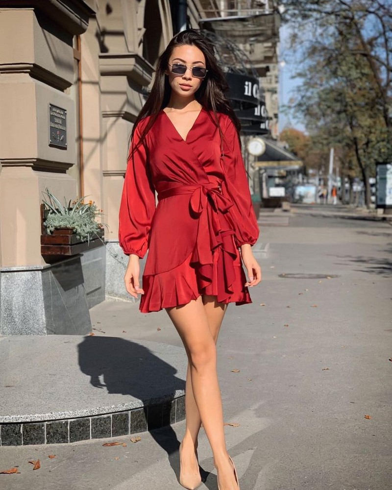 Платья на запах 2026: модные новинки в образах разных стилей