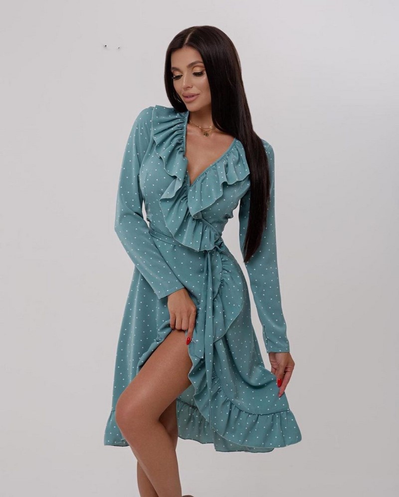 Платья на запах 2026: модные новинки в образах разных стилей