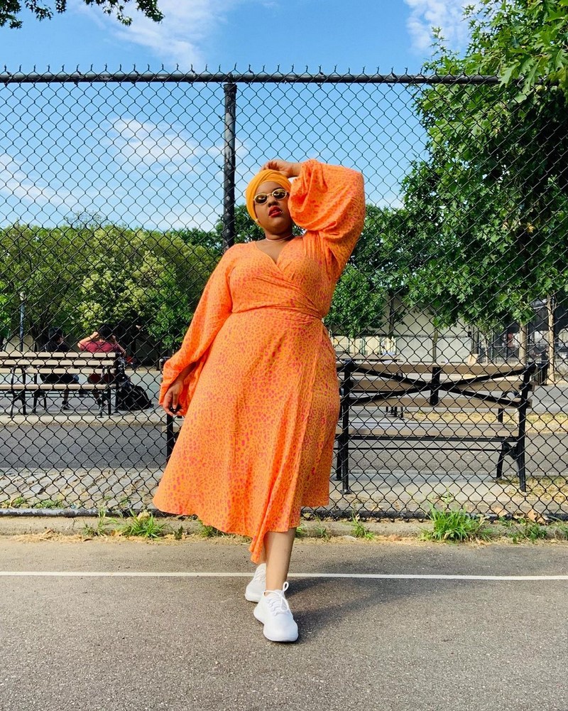 Платья на запах 2026: модные новинки в образах разных стилей