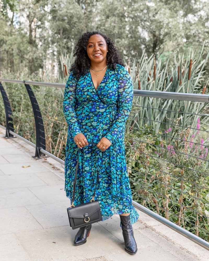 Платья на запах 2026: модные новинки в образах разных стилей