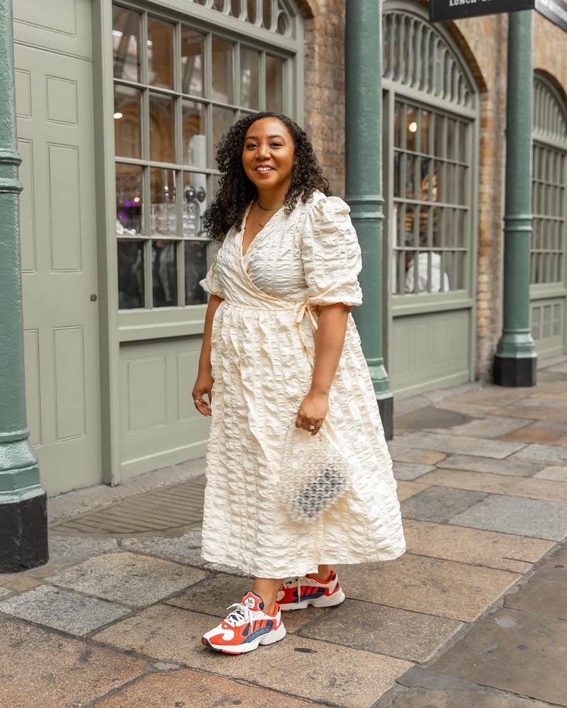 Платья на запах 2026: модные новинки в образах разных стилей