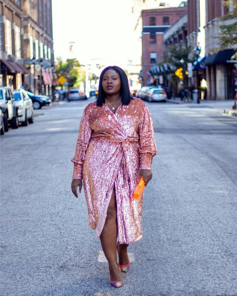 Платья на запах 2026: модные новинки в образах разных стилей