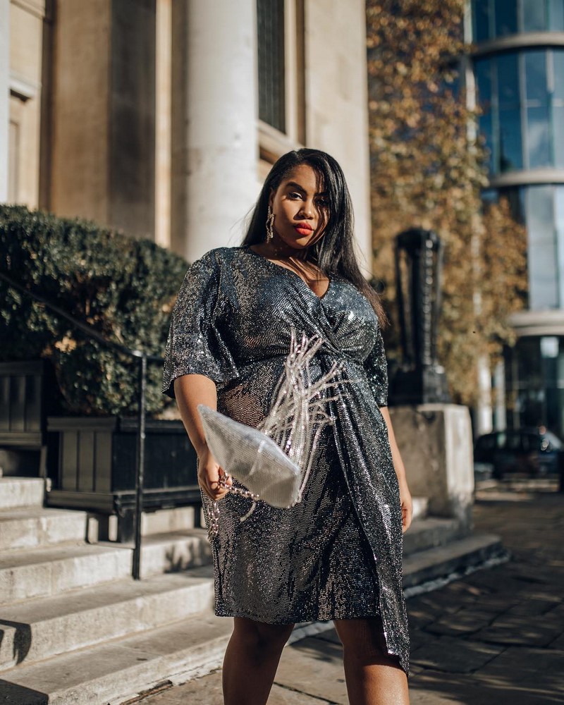 Платья на запах 2026: модные новинки в образах разных стилей