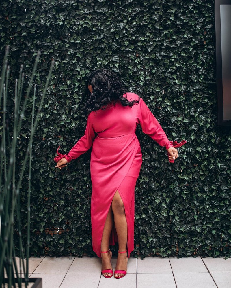 Платья на запах 2026: модные новинки в образах разных стилей