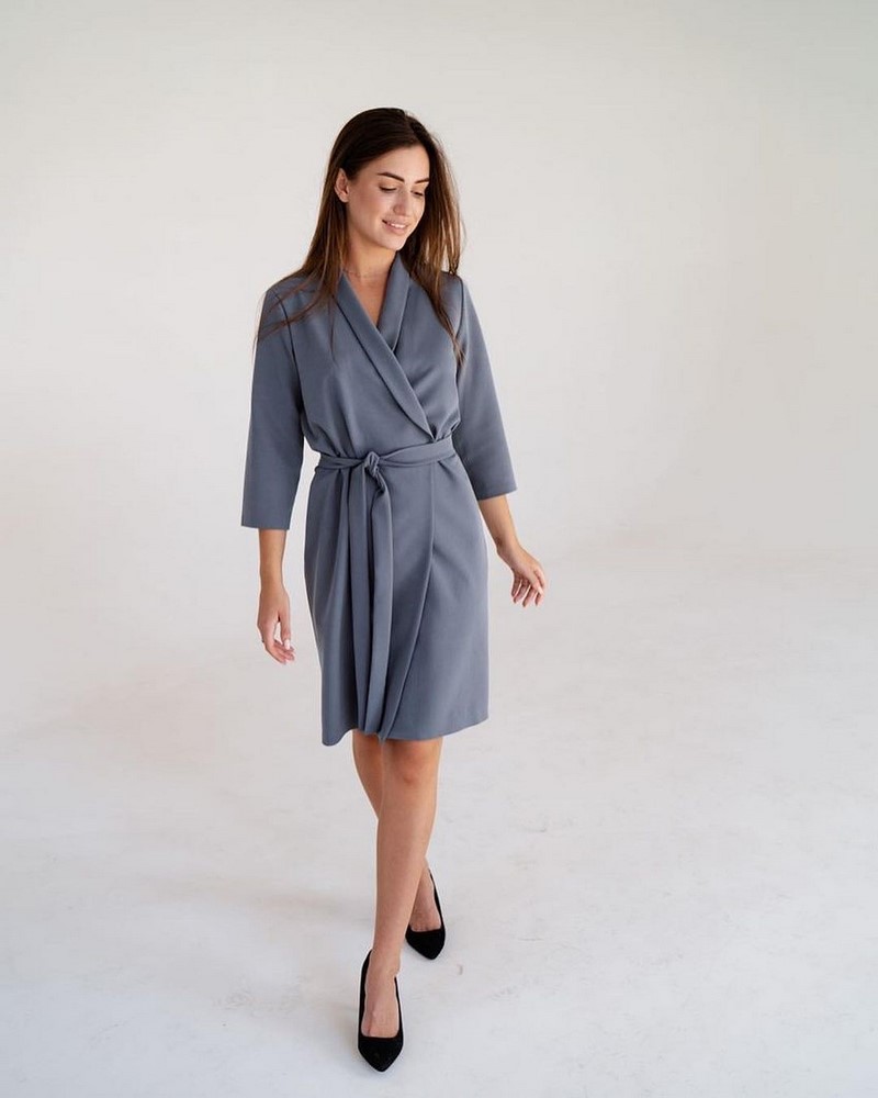 Платья на запах 2026: модные новинки в образах разных стилей