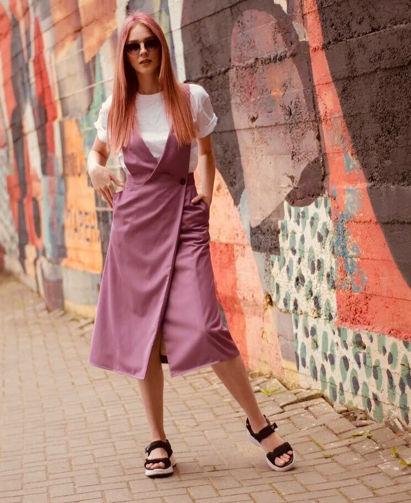 Платья на запах 2026: модные новинки в образах разных стилей