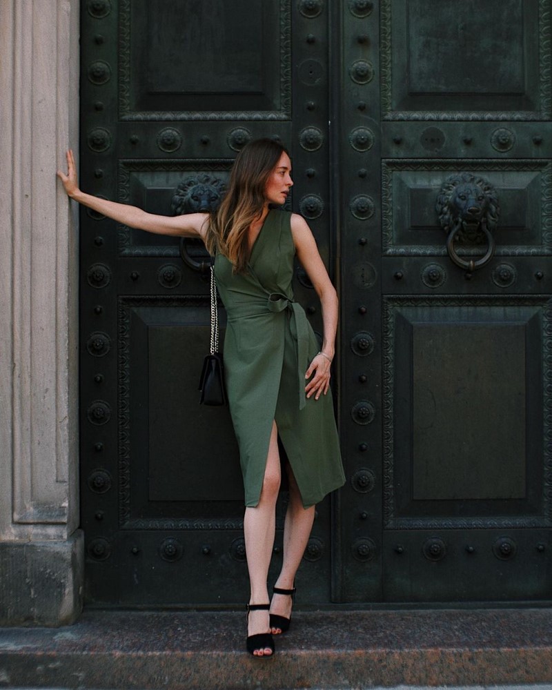 Платья на запах 2026: модные новинки в образах разных стилей