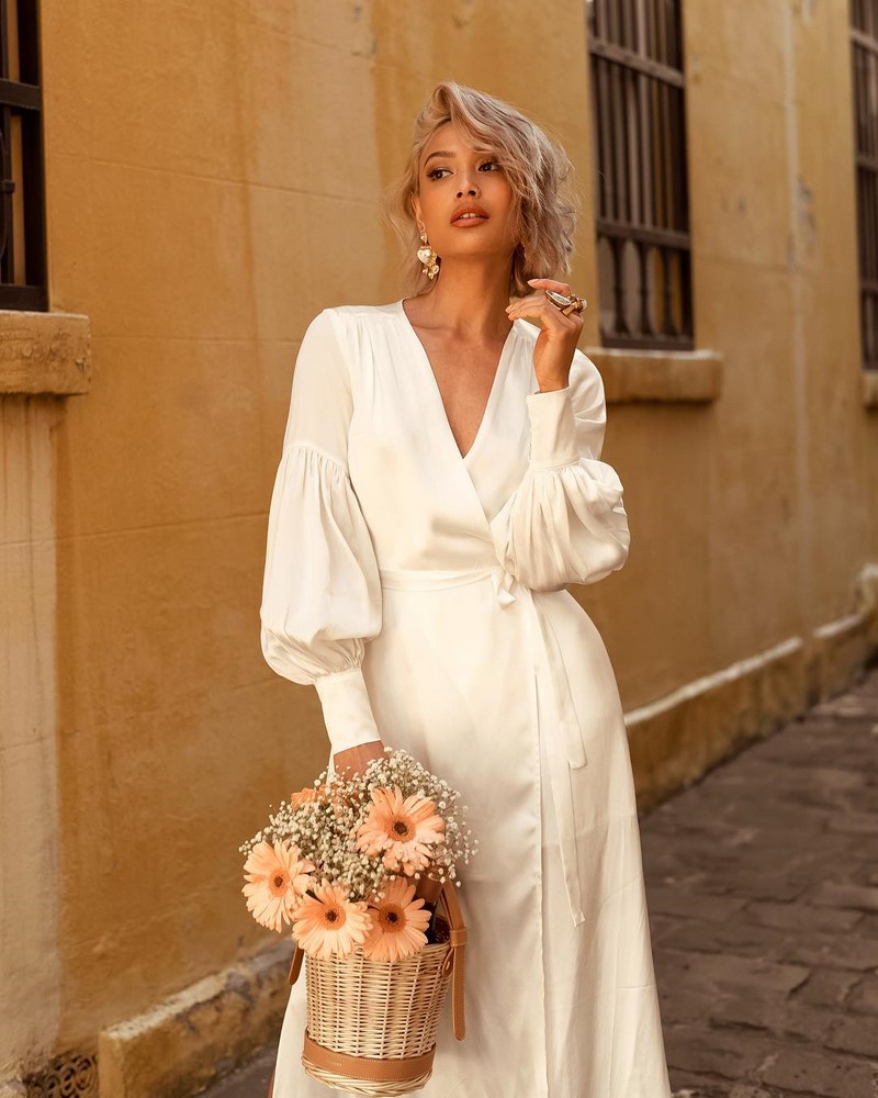 Платья на запах 2026: модные новинки в образах разных стилей