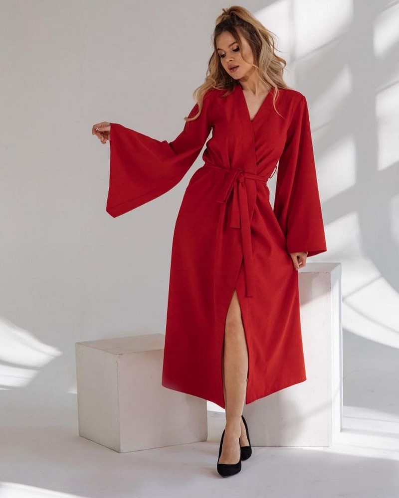 Платья на запах 2026: модные новинки в образах разных стилей