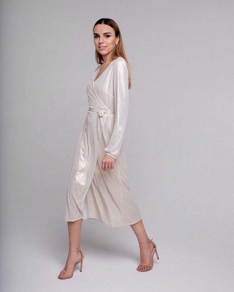 Платья на запах 2026: модные новинки в образах разных стилей