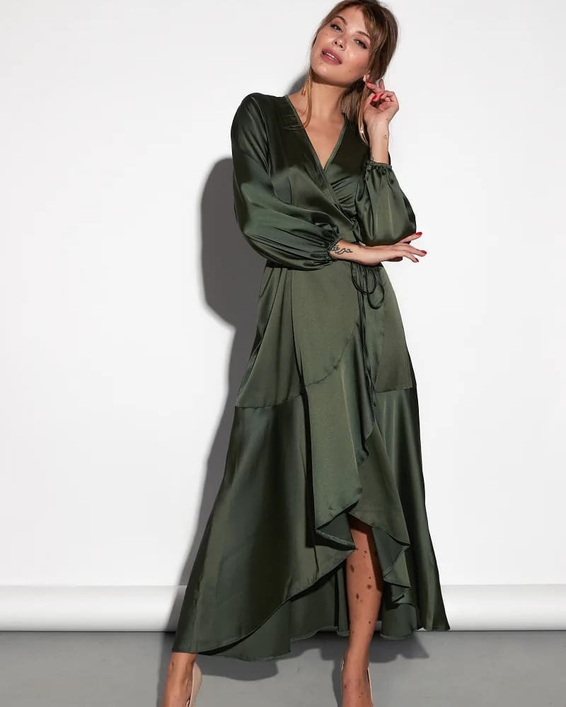 Платья на запах 2026: модные новинки в образах разных стилей