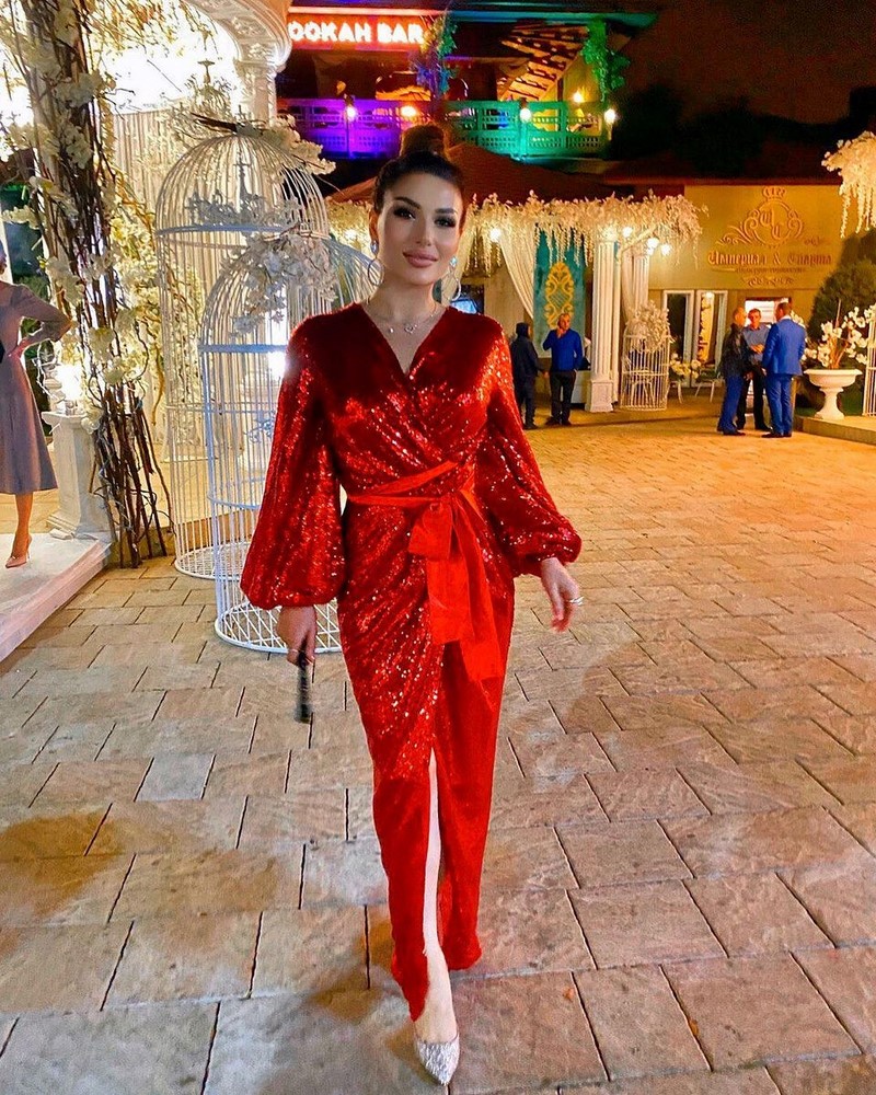 Платья на запах 2026: модные новинки в образах разных стилей