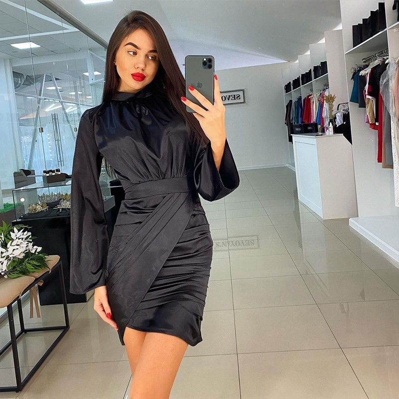 Платья на запах 2026: модные новинки в образах разных стилей