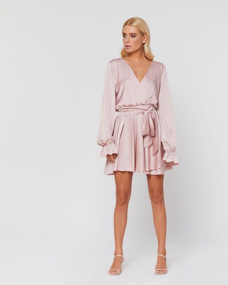 Платья на запах 2026: модные новинки в образах разных стилей