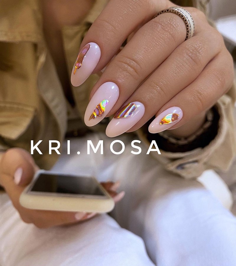 Блестящий маникюр с фольгой 2026 года: лучшие идеи дизайна ногтей с фольгой — фото