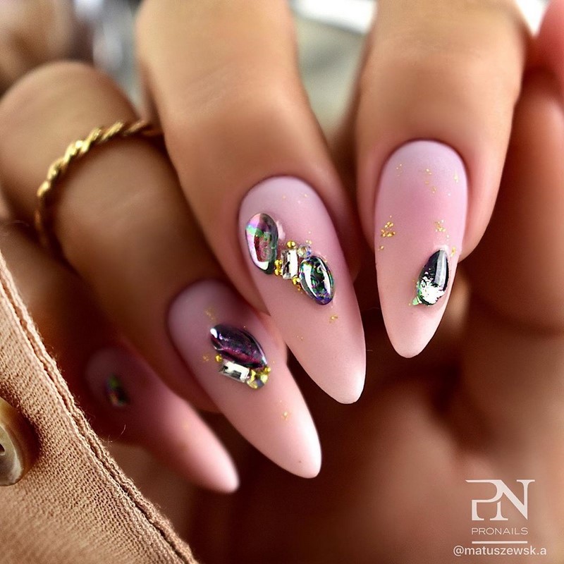 Блестящий маникюр с фольгой 2026 года: лучшие идеи дизайна ногтей с фольгой — фото