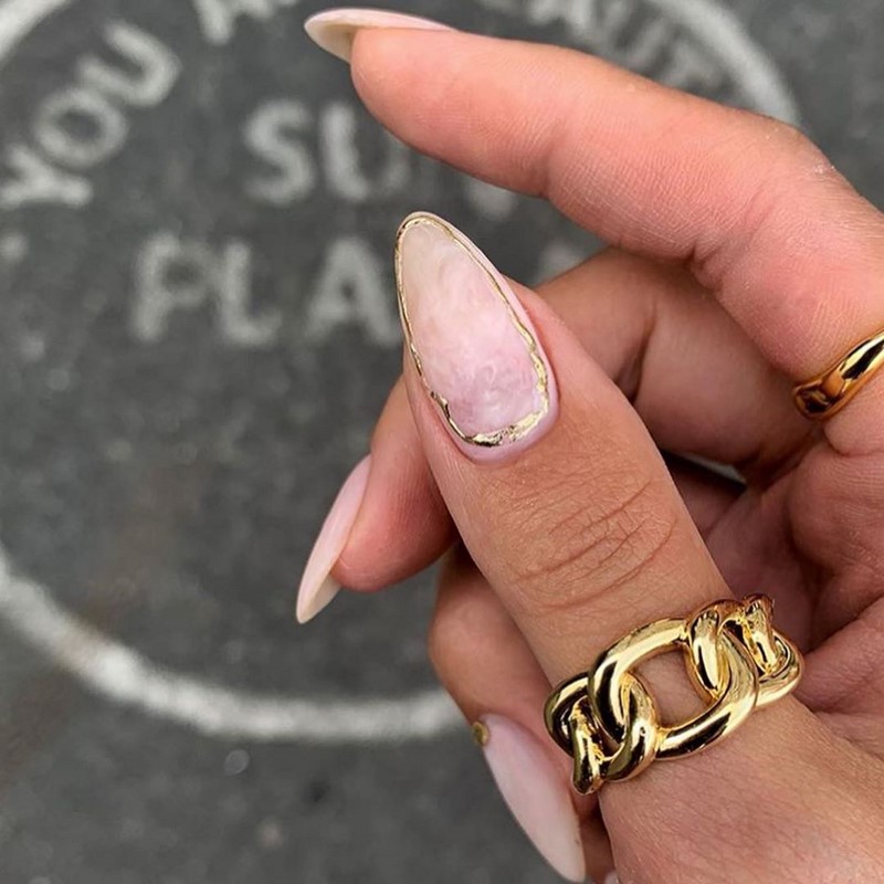 Блестящий маникюр с фольгой 2026 года: лучшие идеи дизайна ногтей с фольгой — фото