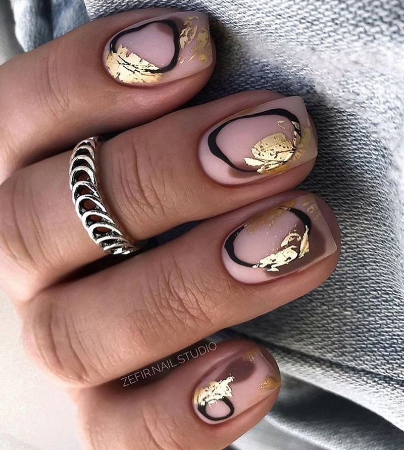 Блестящий маникюр с фольгой 2026 года: лучшие идеи дизайна ногтей с фольгой — фото