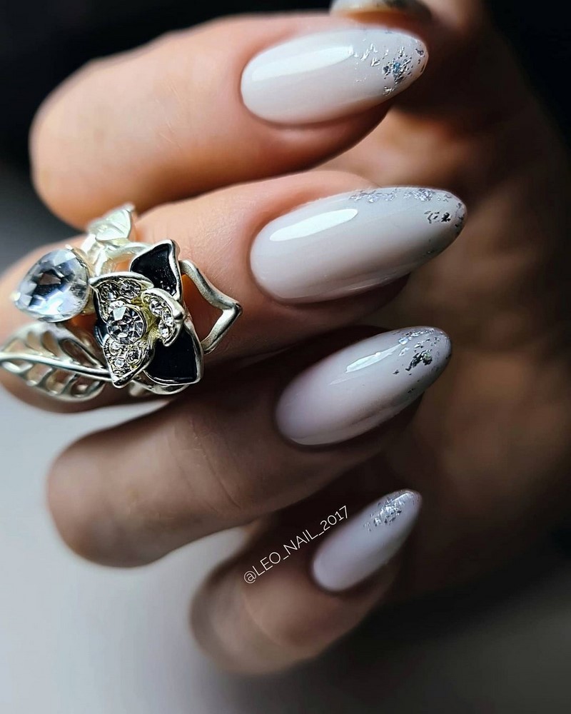Блестящий маникюр с фольгой 2026 года: лучшие идеи дизайна ногтей с фольгой — фото