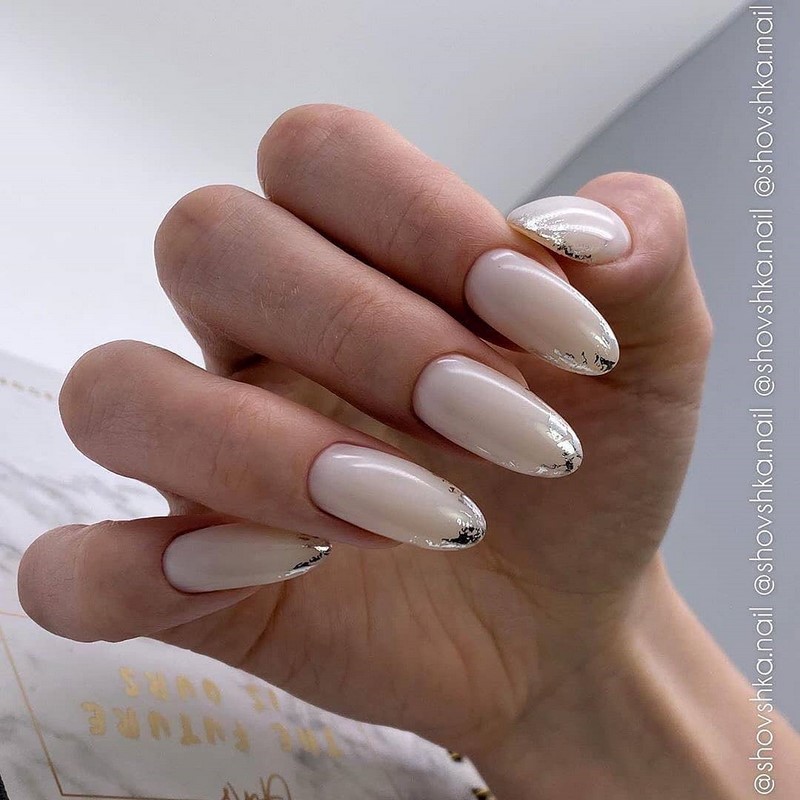 Блестящий маникюр с фольгой 2026 года: лучшие идеи дизайна ногтей с фольгой — фото